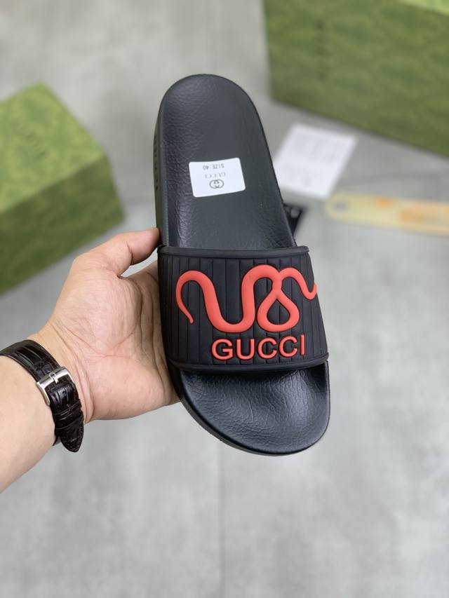 工厂价 实价 GUCCI 古奇蛇年新款休闲拖鞋，原版官网1:1、完美做工 透射出一种尊贵奢华，于古奇高端超凡工艺中升华其奢侈定义。原版古奇双G组合大底，码数：3