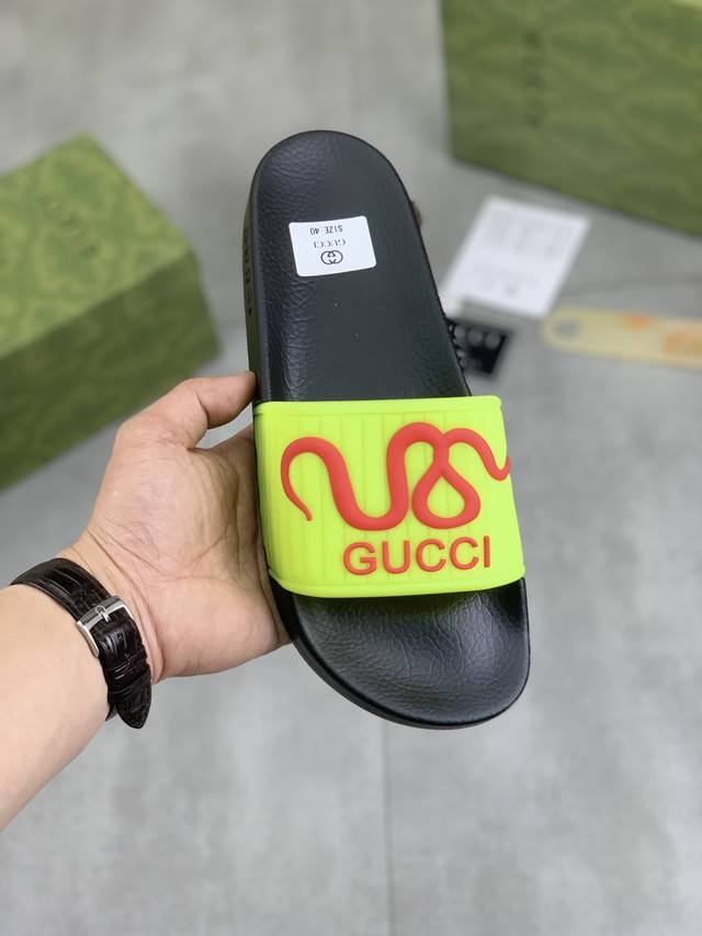 工厂价 实价 GUCCI 古奇蛇年新款休闲拖鞋，原版官网1:1、完美做工 透射出一种尊贵奢华，于古奇高端超凡工艺中升华其奢侈定义。原版古奇双G组合大底，码数：3