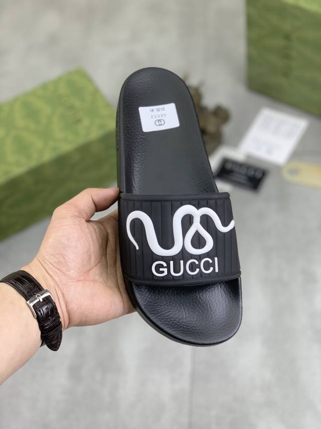 工厂价 实价 GUCCI 古奇蛇年新款休闲拖鞋，原版官网1:1、完美做工 透射出一种尊贵奢华，于古奇高端超凡工艺中升华其奢侈定义。原版古奇双G组合大底，码数：3