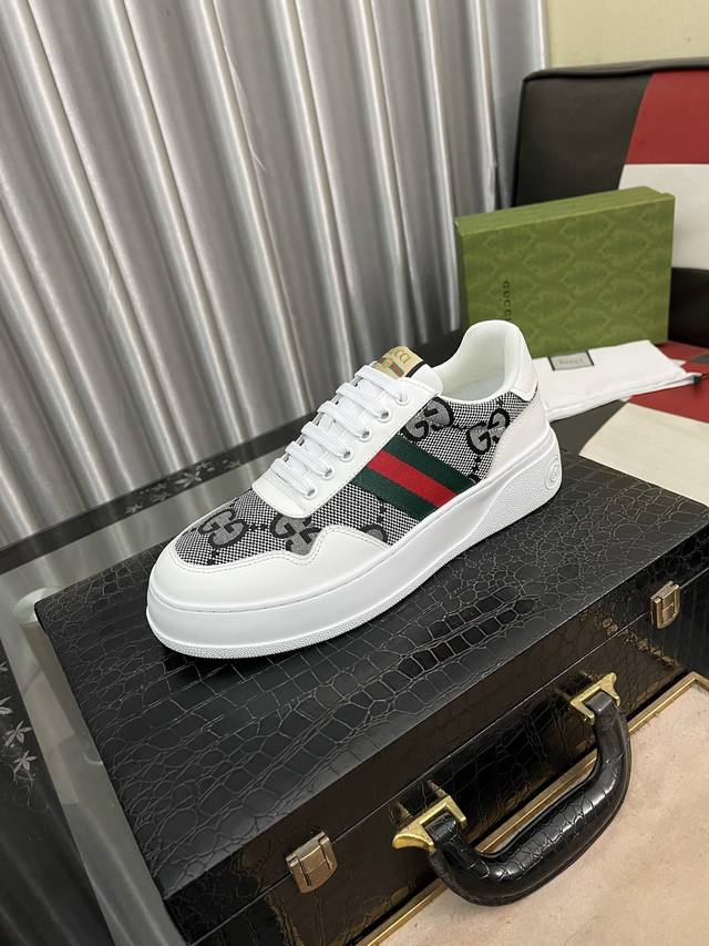 出厂价： GUCCI 古奇男鞋休闲鞋绝对火爆潮男的极致搭配单品！超质感魅力挡不住，主推款，鞋面选用优质牛皮，猪里垫脚， 耐磨橡胶底，高贵典雅！舒适度爆棚想怎么帅