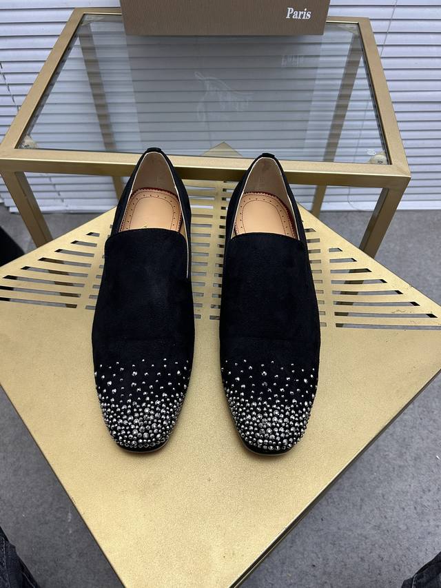 定做款 出厂价 。christian louboutin CL红底鞋 专柜系列，情侣休闲板鞋 独家热款发布活动乳胶垫脚成品大底车线女35-40#男38#-46,